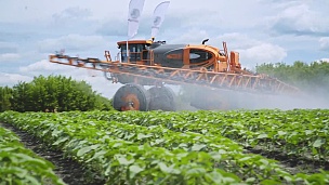 农业化肥农药喷洒。给植物施肥。农场农业