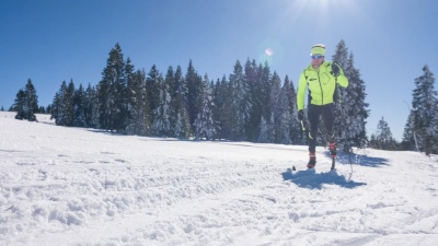 在平行凹槽滑雪道上的越野滑雪者