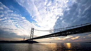 日本神户港日落天空上的延时  Akashi Kaikyo桥