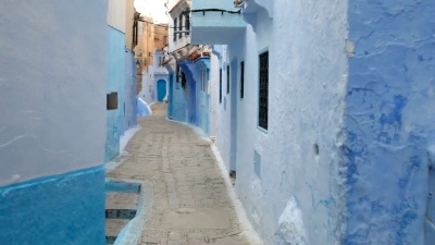 走在蓝色城镇Chefchaouen Chaouen/摩洛哥的POV，第一视角