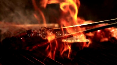 烧烤架上的肉