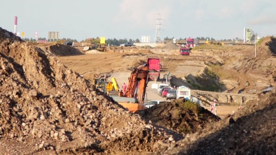 建筑工地上的道路和车辆