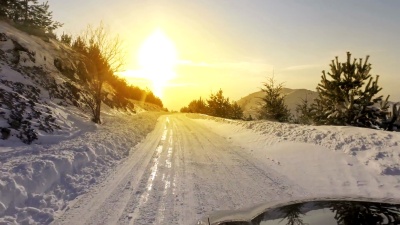 汽车与冬季大雪森林道路上的降雪