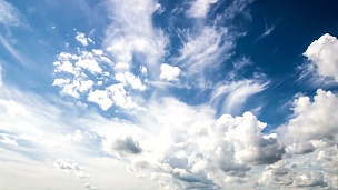 全高清延时摄影日间天空与蓬松的云视频环路