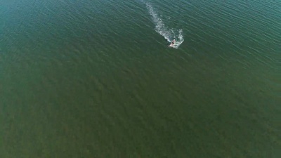 美国纽约州长岛萨福克县纳皮格懒点湾风筝滑板的空中无人机视频