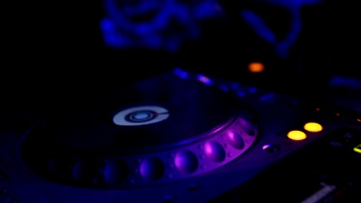 DJ在夜总会派对上和Mixer一起工作