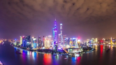 现代城市中的现代建筑。延时