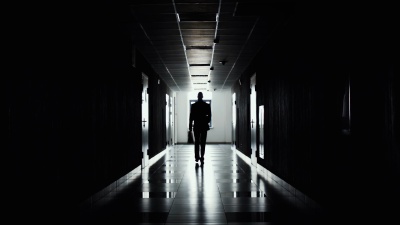 商人沿着走廊走的剪影。