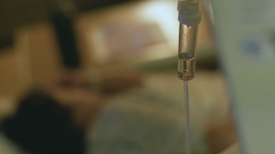 医院病床女性IV号患者滴水场景脱离焦点的女性分娩压力痛苦的背景