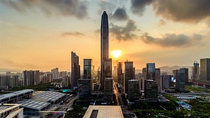 深圳金融中心天际线从早到晚。