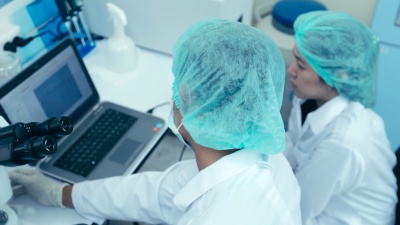 在实验室工作的科学家，概念科学和技术