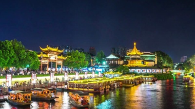 造船厂与拥挤的旅游船在夜间延时摄影