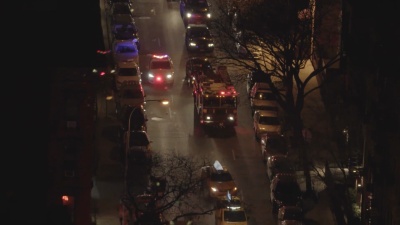 夜里站在城市街道上的消防车的鸟瞰。汽车，交通，警示灯