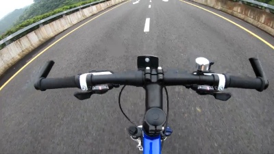 在高速公路上骑自行车免提