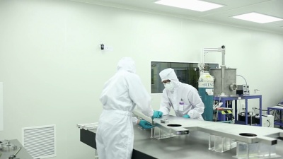医疗设备厂工人