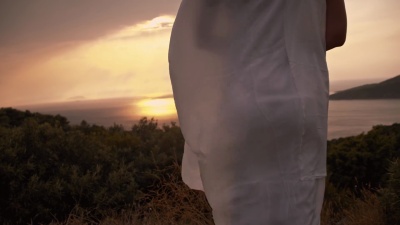 一个穿着夏装站在悬崖上的女人