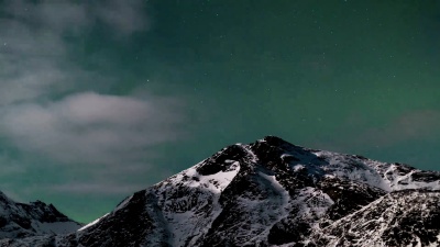青天与极光，云朵，星星和山雪的时间消逝