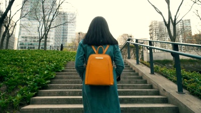 走在街道楼梯上的女人