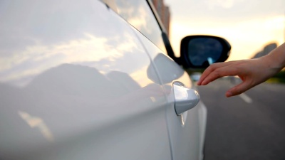 女人上车