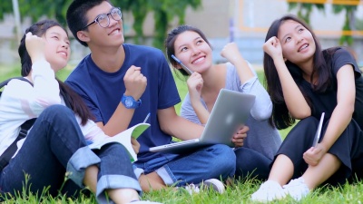 亚洲学生小组分享在校园草坪上工作的想法