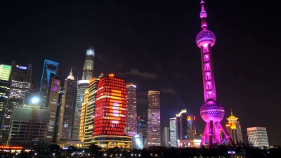 夜景上海天际线。东方明珠塔和黄浦江。