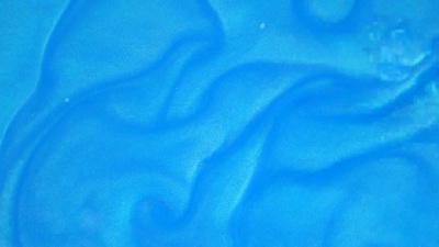  镜头水中的墨水。蓝色墨水在水中反应产生抽象背景。