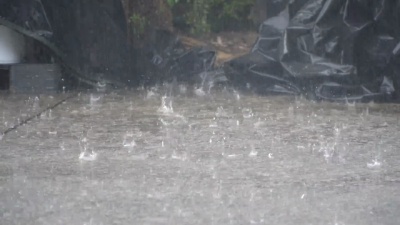 雨滴落到地面慢动作