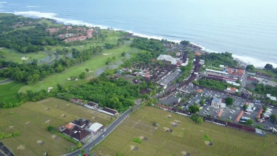   印度尼西亚巴厘岛Tanah lot Tabanan附近的无人机拍摄的玉米地鸟瞰