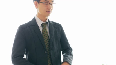 英俊的商人微笑着在白色的房间背景上交叉手臂，超高清格式