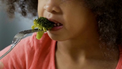 小女孩尝试西兰花讨厌它，孩子们受不了生蔬菜