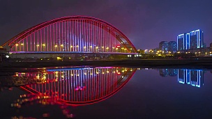 夜晚照亮武汉市著名的青川大桥滨江海湾全景 时光流逝中国