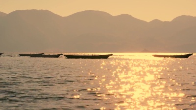 湖上木船
