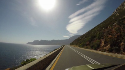 在沿海道路上驾驶的汽车