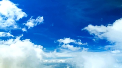 云在天空中奔跑