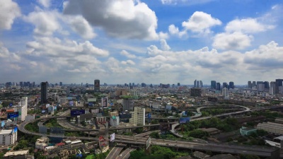 时延交通快速运动与云在公路交叉口，Chaloem Maha Nakhon高速公路，Rachaprarop，普拉图南曼谷，泰国。