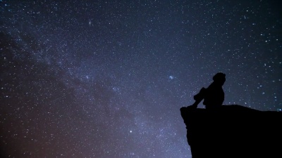 女孩和流星一起看夜空