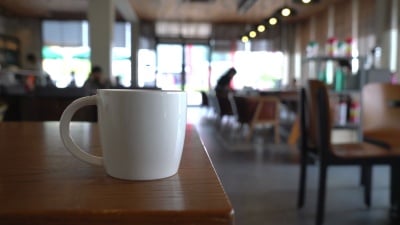 咖啡厅内的咖啡杯
