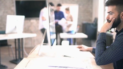 平面设计师在他们的工作室。