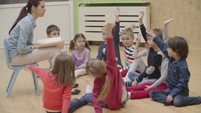   幼儿园老师给孩子读书