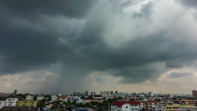 美丽的暴风雨和灰云