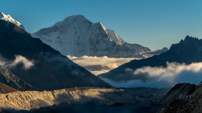 云在高地山谷上空的移动