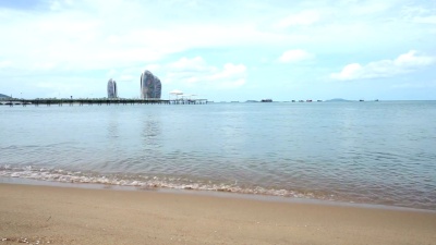 沙滩上的云天清澈的大海