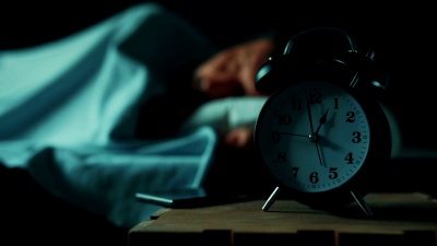 深夜在床上打电话的男人