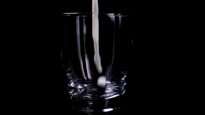 牛奶倒入玻璃杯