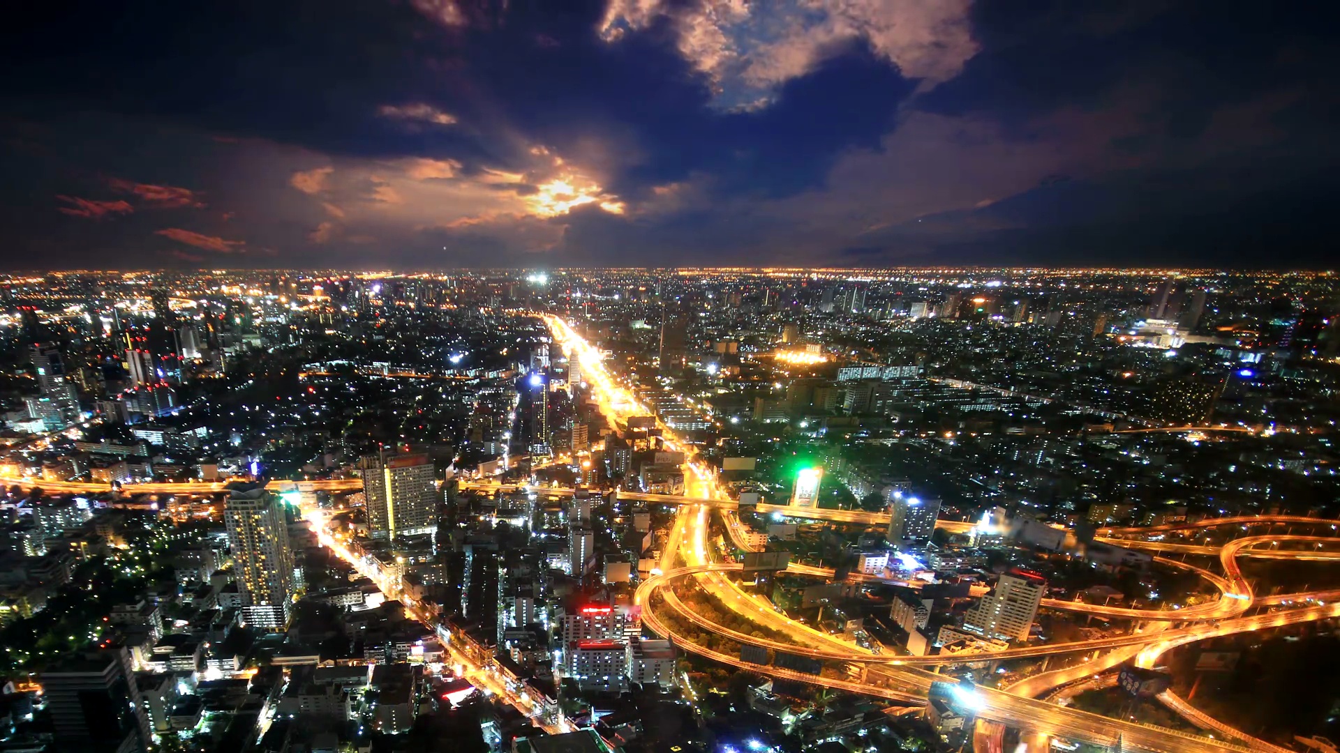 夜晚的城市景观时间，泰国曼谷。交通高峰期主干道交通繁忙，满月背景。预览效果