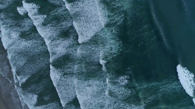 海浪拍打在岸上