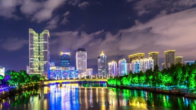 现代城市中靠近河流的现代建筑延时摄影