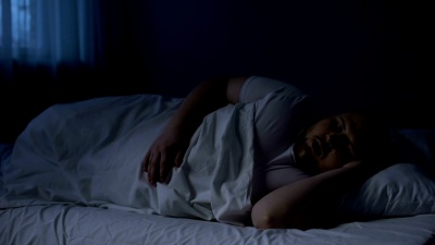 男性夜间卧床打鼾，睡眠呼吸暂停，呼吸急促，哮喘