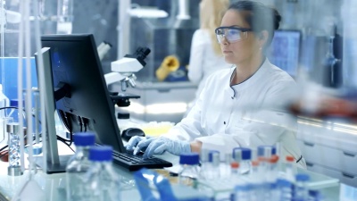 医学研究科学家从新药试验中获得的分型信息。她在光明与现代实验室工作。
