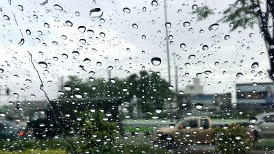 挡风玻璃上的雨滴